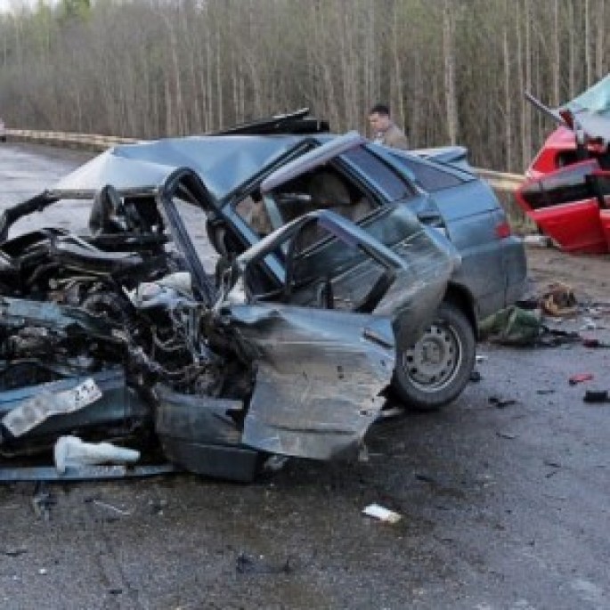 Avtomobil yük maşınına çırpıldı – 6 ölü, 2 yaralı