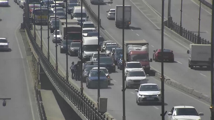 Bakıda avtomobil qəzası baş verib, yollarda sıxlıq yaranıb