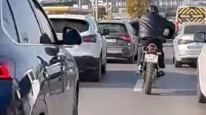 Motosikleti at kimi idarə edən sürücü kameralara yaxalandı – ANBAAN VİDEO 