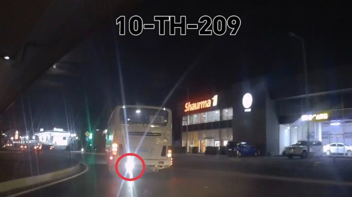 Avtobusun arxasına projektor quraşdırıb sürücülərin "gözünü çıxartdı" - VİDEO