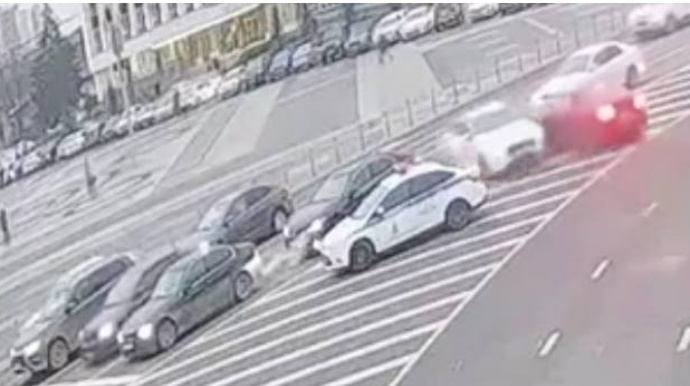 Əks istiqamətə çıxan sürücü sürəti aşıb qabağına çıxanı vurdu - VİDEO