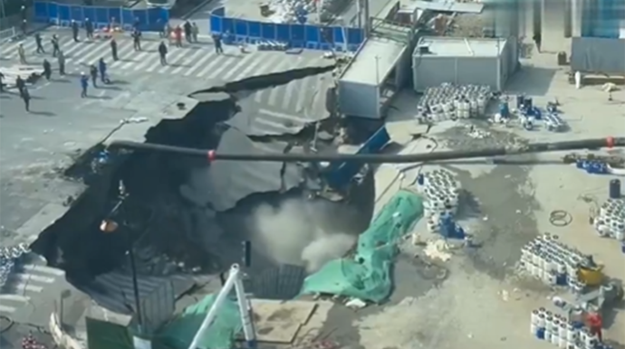 Çində yol çökdü, nəhəng çuxur yarandı - VİDEO