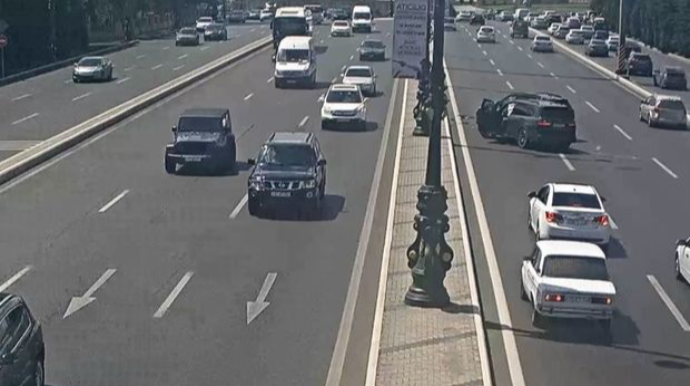 Heydər Əliyev Mərkəzinin yanında qəza sıxlıq yaratdı   - VİDEO - FOTO