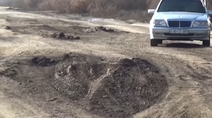7 il əvvəl təmir olunan yolun keçilməz olmasının səbəbi  - VİDEO