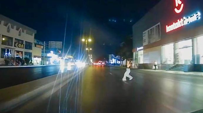 Yerə baxa-baxa yolu keçən gənc qız qəzadan son anda xilas oldu   - ANBAAN VİDEO