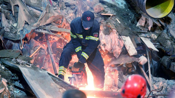 Batumidə çökən binaya görə saxlanılanlardan biri Azərbaycan vətəndaşıdır