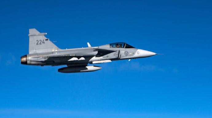 Döyüş təyyarələri sərhəddə yaxınlaşıb