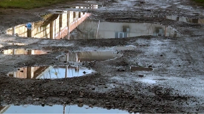 "Şəhərin mərkəzi küçələrinin hamısı palçığın içindədir" - İllərdir hökm sürən problem - VİDEO 