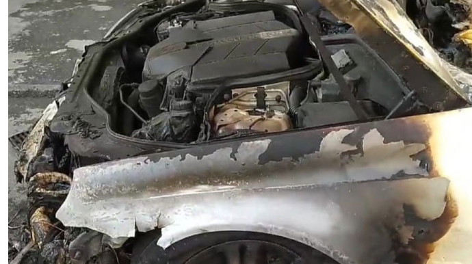 Vəkil avtomobilinin yandırıldığını iddia edir  - VİDEO