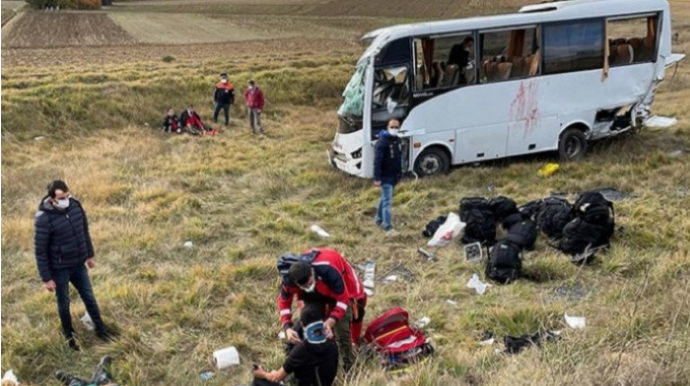 Türkiyədə işçiləri aparan avtobus qəzaya uğradı