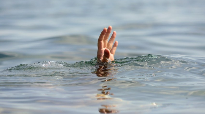 В Баку двое детей упали в бассейн