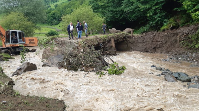 Daşkəsəndə sel nəticəsində bağlanan yollarda hərəkət bərpa edilir    - FOTO