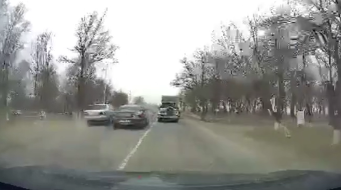 Eyni anda "protiv" çıxan iki sürücü qəzadan son anda xilas oldu  - VİDEO