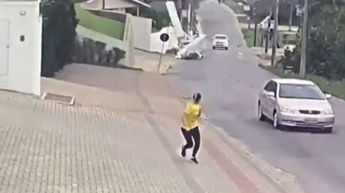 Təyyarənin qəza anı kameralara düşdü - VİDEO 