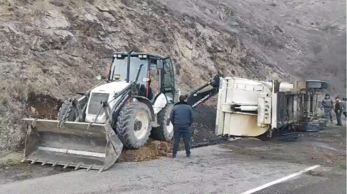 Laçın-Şuşa yolunda yük maşını aşdı; hərəkət bağlandı - VİDEO