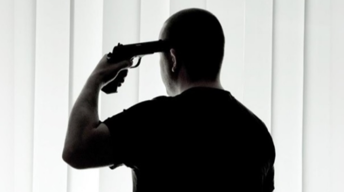 Polis özünü güllələdi