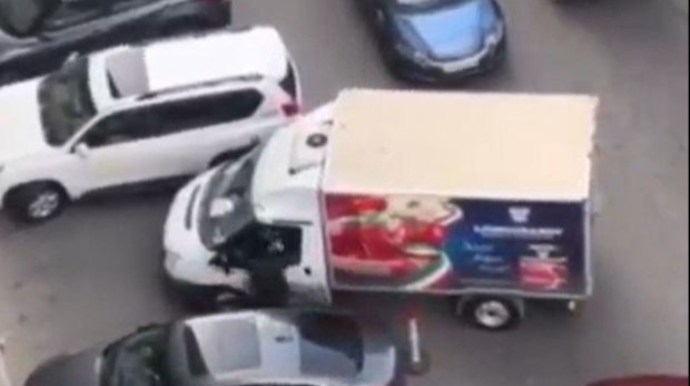 Bakıda “parkovşik” sürücüyə hücum etdi - VİDEO 