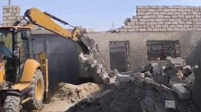 Suraxanıda qanunsuz tikili sökülüb - VİDEO