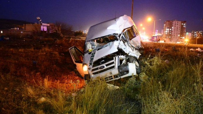Türkiyədə mikroavtobus qəzaya uğrayıb, yaralananlar var 