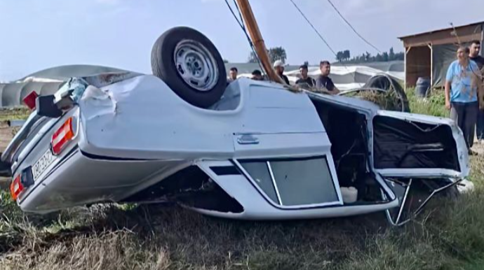 İdarəetmədən çıxan “VAZ” yol kənarına aşıb, əzik-əzik oldu   - VİDEO