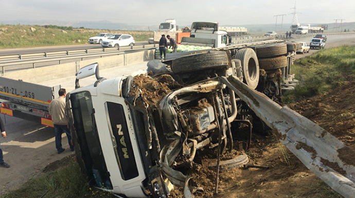 Yevlaxda yük maşını aşıb 