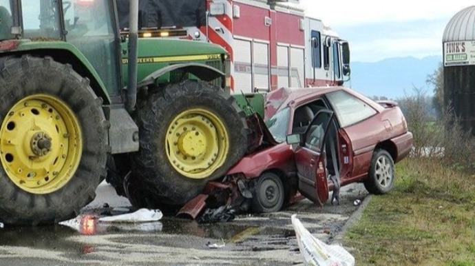 Traktorla minik avtomobilinin TOQQUŞDU: Yaralananlar var 