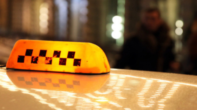 Taksi sürücüsü yatan qadını təcavüzlə oyatdı 