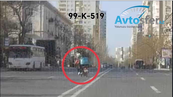 Dəbilqəsiz sərnişin aparan sürücü qoşa xəttdən dönüb dayanacağa girdi - VİDEO