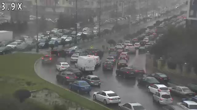 Kiçik qəzadan sonra sığorta gözləyənlərin yaratdığı tıxac - REAL VİDEO