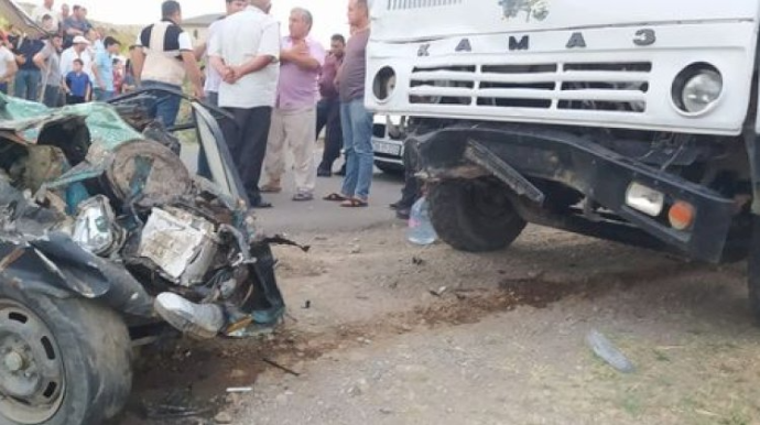 Ələt-Astara yolunda minik avtomobili yük maşınına çırpılıb, yaralılar var 