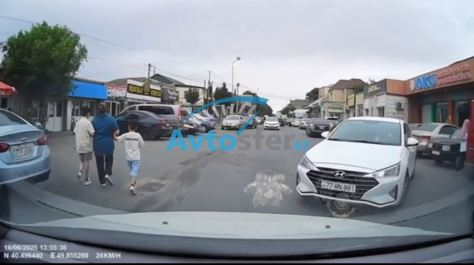 Qayda pozan sürücü xanım təlimçini səhv çıxarmağa çalışıb səs-küy saldı - VİDEO  