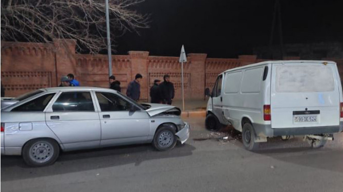 Gəncədə minik avtomobili “Ford”la toqquşub - FOTO