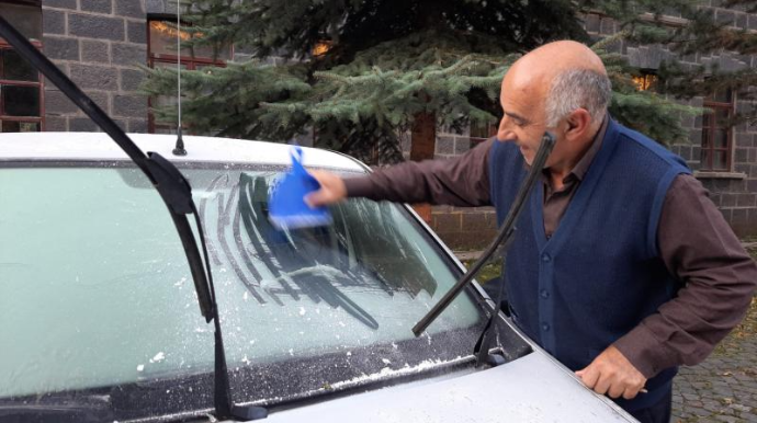 Qarsda şaxtalı havadan maşınlar buzlayıb - FOTO 