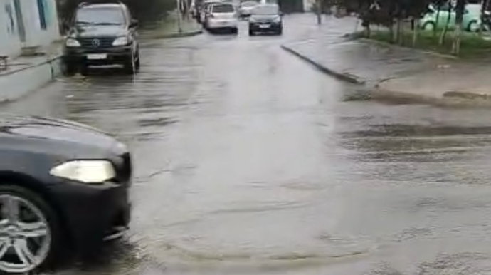 Yağış suları həyətə dolur, hərəkət çətinləşir; qurumlardan reaksiya yoxdur - VİDEO 