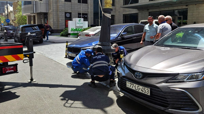 Bakıda təhlükə yaradan işıq dirəyi -  Problem ... - FOTO 