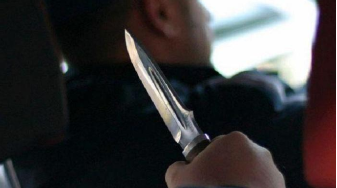 Sərnişinlər sürücünü hədələyib pulunu əlindən aldılar 