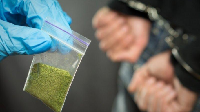 Yol kənarında gizlədən şəxs saxlanılıb