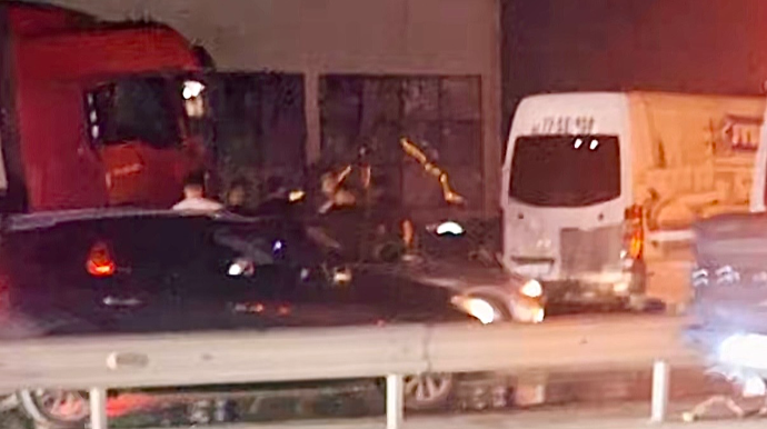 Bakı-Quba yolunda toqquşan yük maşınları zəncirvari qəza törətdi; 8 avtomobil…   - VİDEO