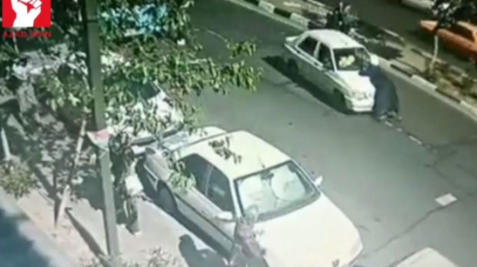 İranda avtomobil mollanı vurdu:  Din xadimi kapotun üstündə hərəkət etdi - VİDEO 