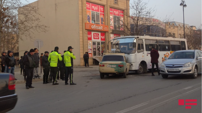 Gəncədə minik maşını sərnişin avtobusu ilə toqquşdu: xəsarət alanlar var   - FOTO