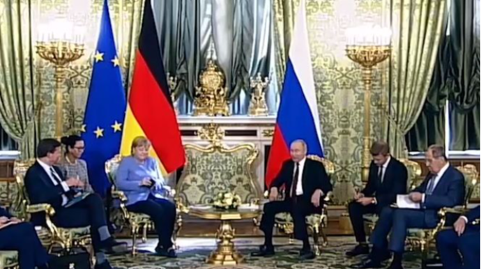 Putinlə görüş zamanı Merkelə zəng gəldi  - VİDEO