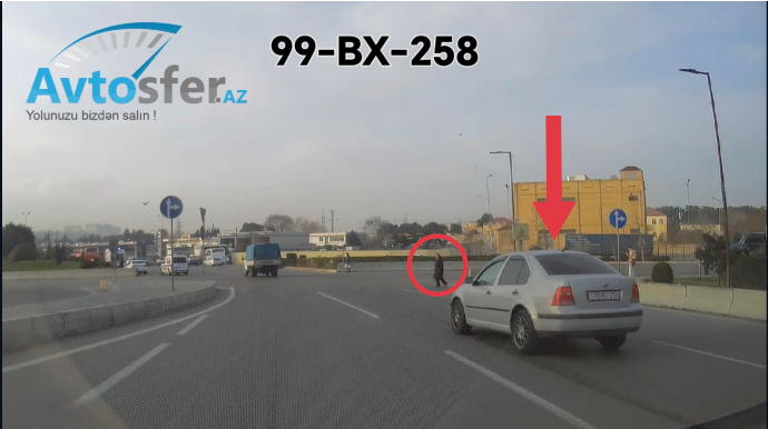 Keçiddə piyadanın olduğunu görə-görə dayanmadan sürüb getdi - VİDEO