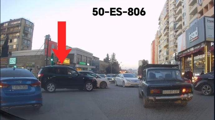 Xırdalanın ən "urvatsız" svetoforu: Sürücülər qırmızı işığı saymır  - VİDEO