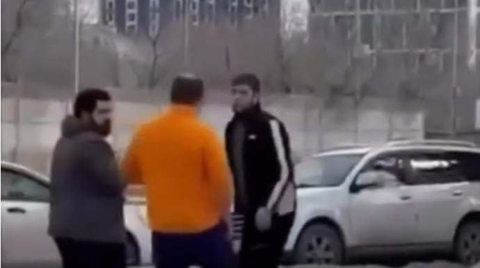Qadın avtomobili səkidə ər-arvadın üzərinə sürüb, kişini döydürdü - VİDEO 