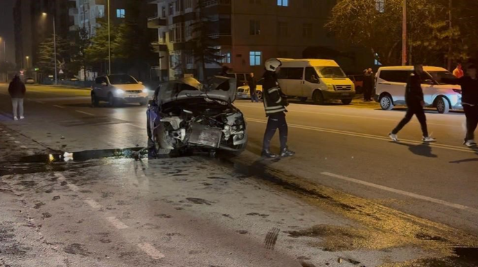 İşıq dirəyinə dəyən “BMW” 200 metr sonra dayandı – Sərxoş sürücü polislə dalaşdı - VİDEO