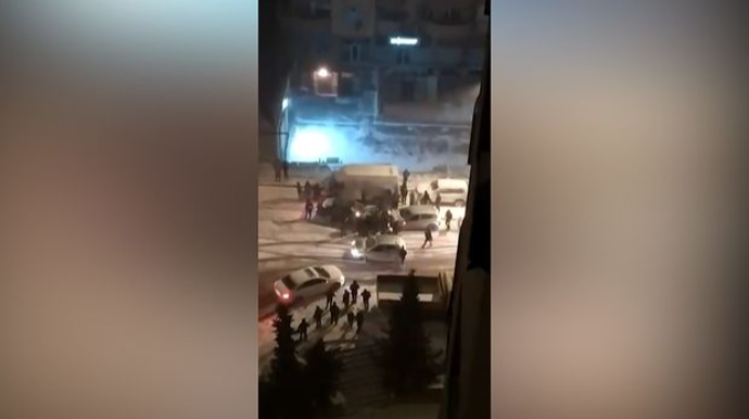 Yolların donması zəncirvari qəzaya səbəb oldu:  Üç avtomobil bir-birinə dəydi   - VİDEO