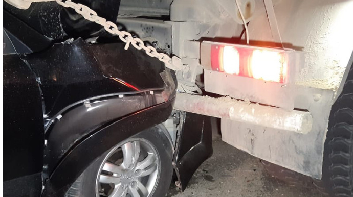 Qaxda avtomobil yük maşınına çırpıldı, sürücü xəsarət aldı