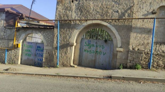 Şuşa divarlarında tale yazıları  - FOTO