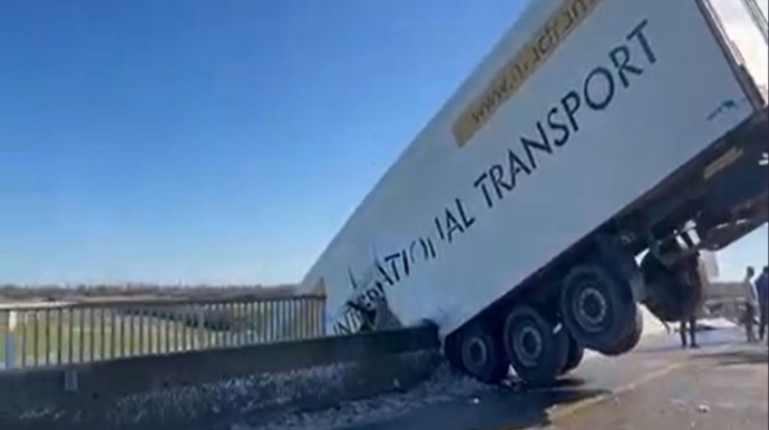 Lənkəran-Bakı yolunda TIR körpüdən aşdı - VİDEO 