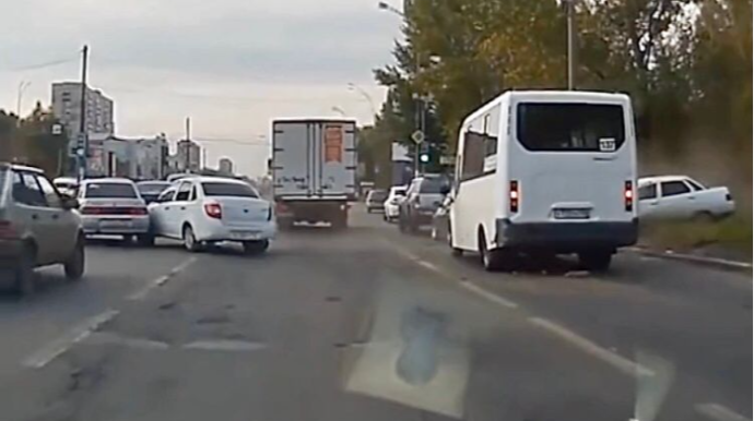 Sürət həddini aşan sürücü zəncirvari qəzaya səbəb oldu    - VİDEO